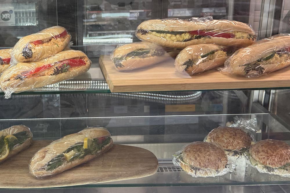 Närbild på färska baguetter och mackor som säljs i kiosken